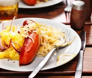 Bratwurst med ”surkål” och potatiskross