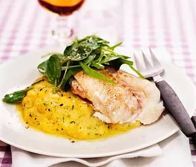 Hoki med dillpolenta och syrlig spenatsallad