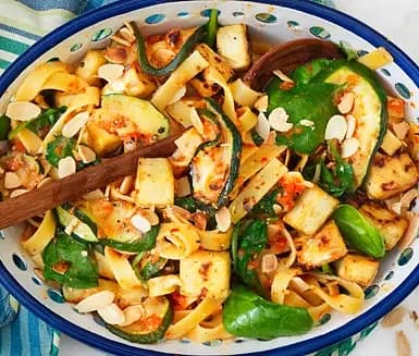 Pasta med paprikapesto, knaperstekt tofu och spenat | Recept 