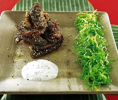 Sesamströmming med korianderyoghurt