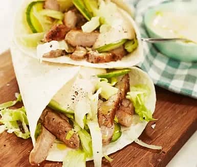 Enkel tortilla med grillad karré, krisp och dippsås