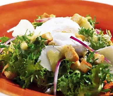 Frisésallad med krutonger & pocherat ägg