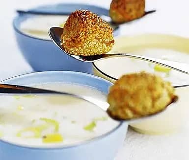 Palsternackssoppa med kikärtsbollar