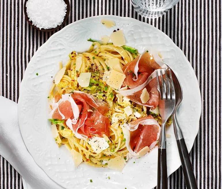 Het kålpasta med sardeller och lufttorkad skinka