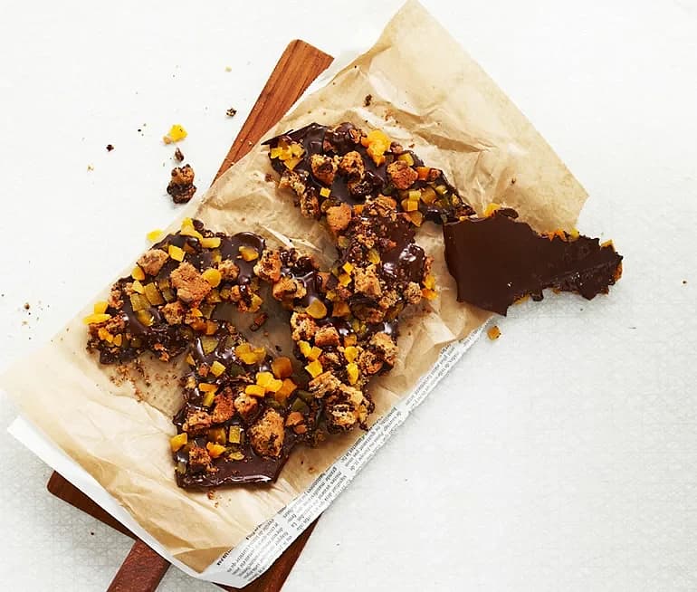 Chokladbräck med torkade aprikoser och kaksmulor