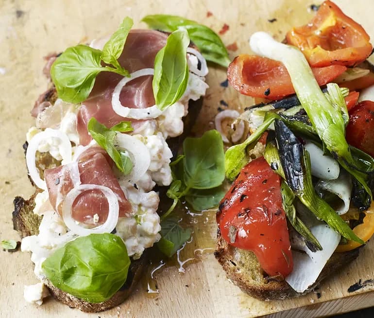 Bruschetta med grillad paprika och kikärtsröra