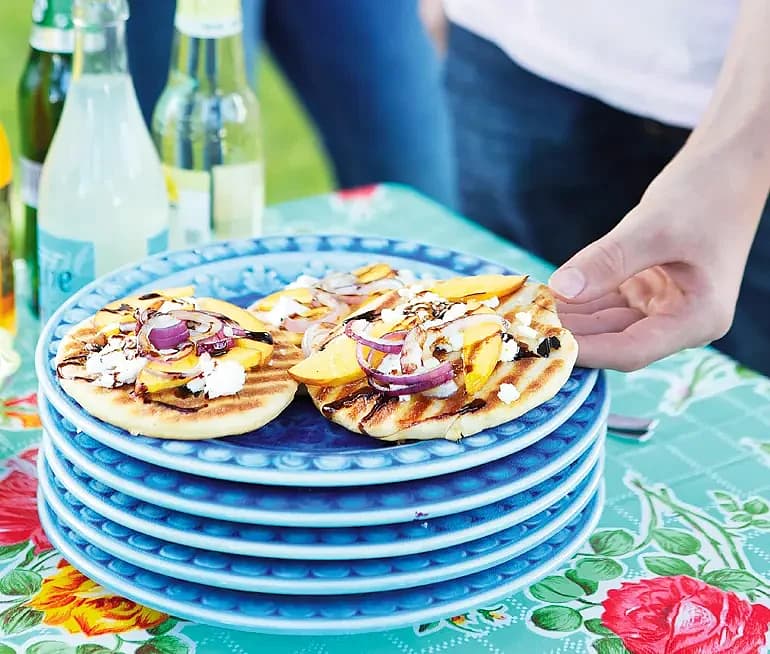 Minipizzor med chèvre och persikor