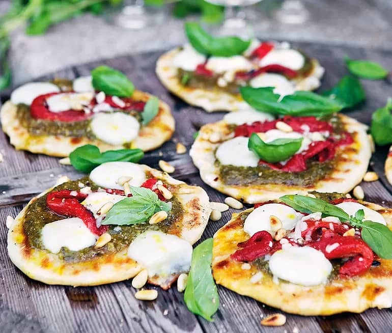 Minipizzor med rostad paprika och pesto