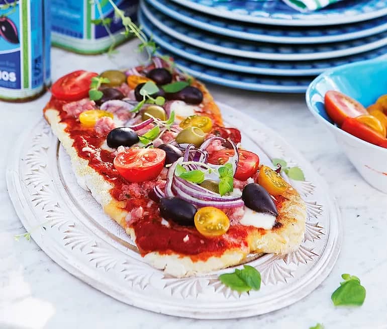 Pizza med salsiccia och rödlök