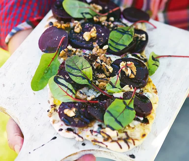 Rödbetspizza med ädelost och valnötter