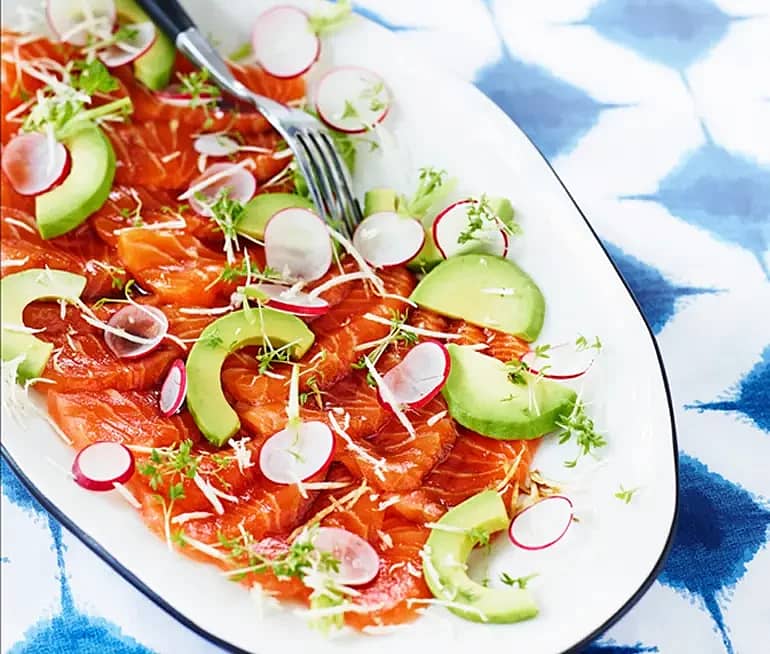 Sojamarinerad lax med avokado och rädisor