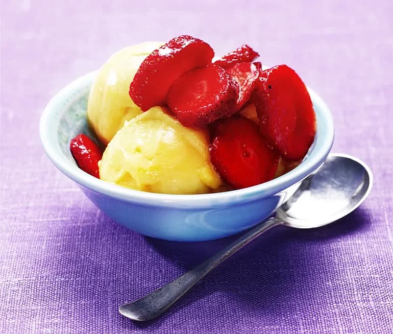 Jordgubbar med mangosorbet