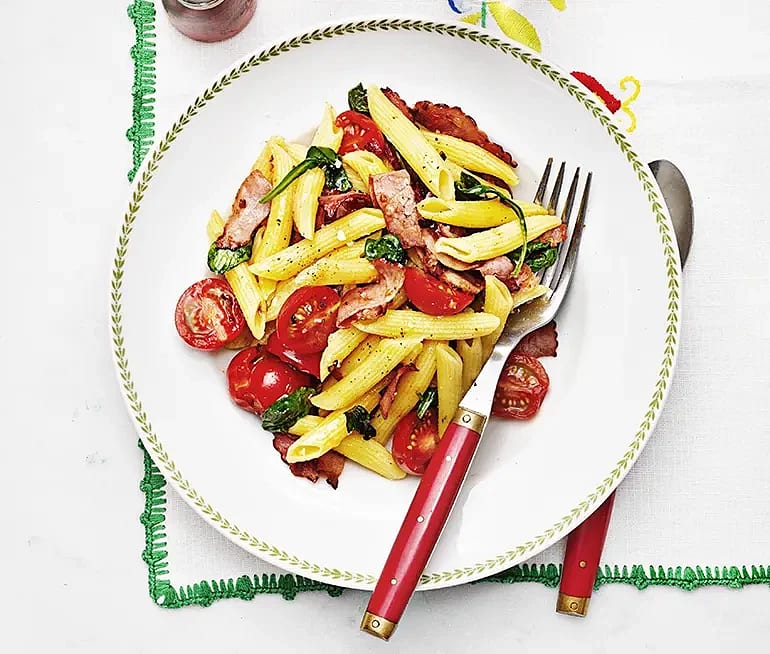 Spenat- och tomatpasta med karrébacon