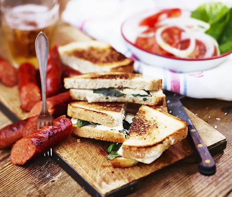 Mozzarellamacka med tomatsallad och lammkorv