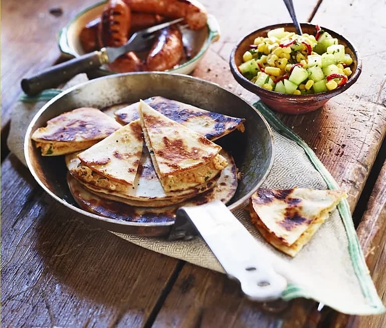 Quesadilla med böncrème och gurk- och majssalsa