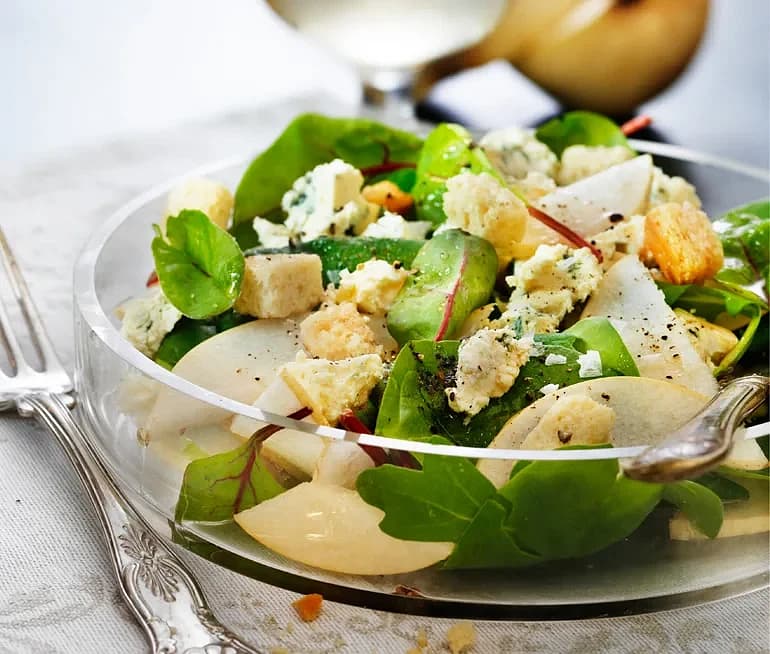 Sallad med nashipäron, ost och krutonger