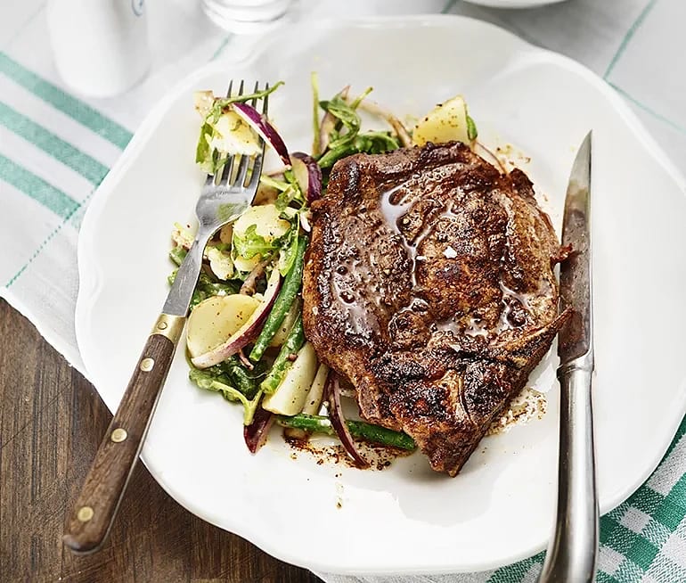 Bön- och potatissallad med karrékotlett
