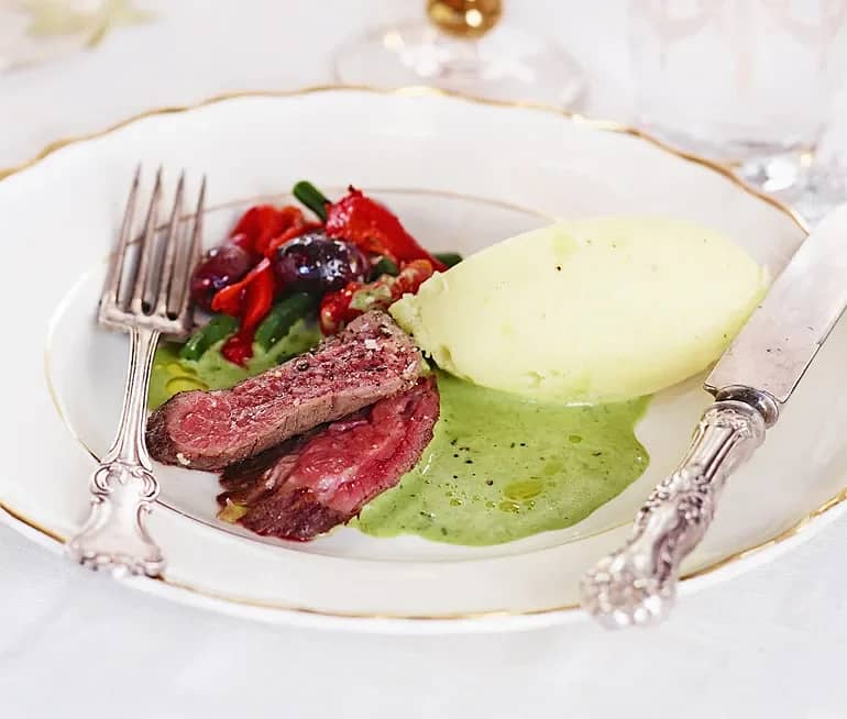 Flankstek med parmesanpotatispuré och basilikasås