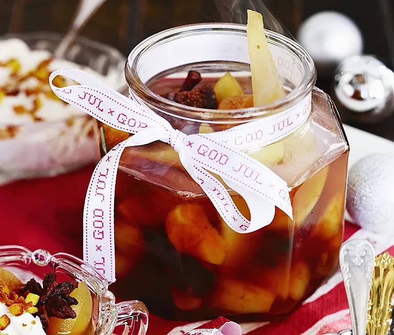 Glöggkokt frukt med lussebullscrunch och färskost