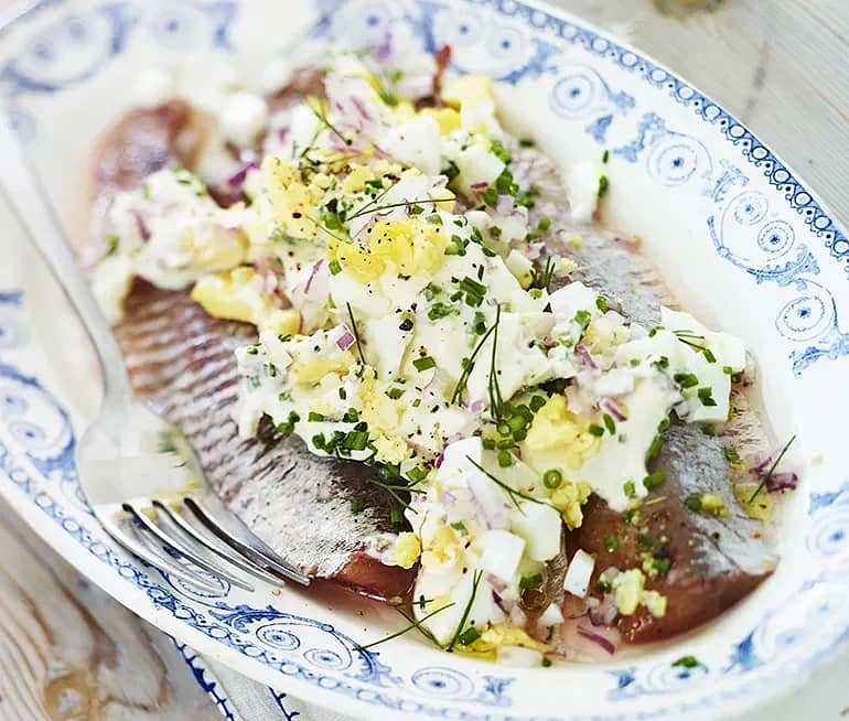 Matjessill med senapskräm och rödlök