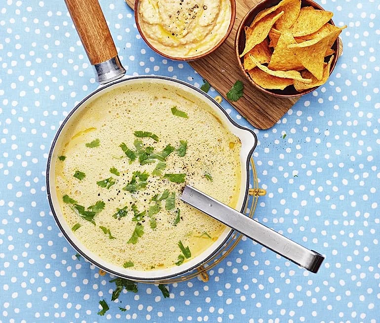 Majs- och currysoppa och tortillas med bönkräm