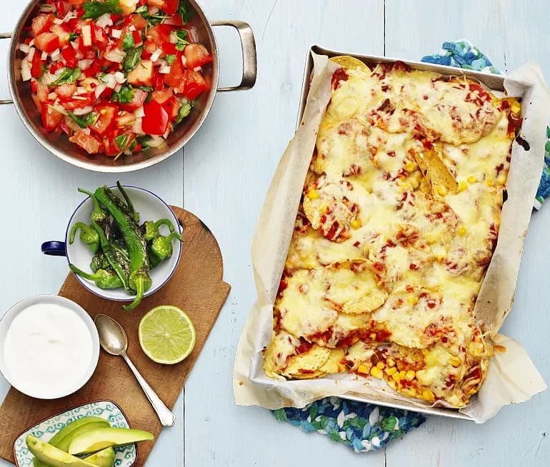 Ostgratinerade nachos och tomatsalsa pico de gallo