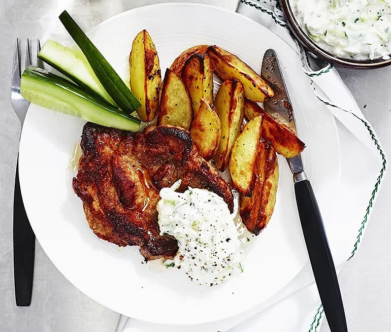 Fläskkarré med klyftpotatis och gurkröra