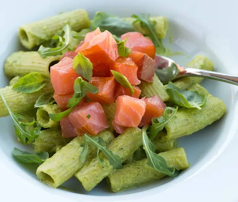 Örtpasta med kallrökt lax