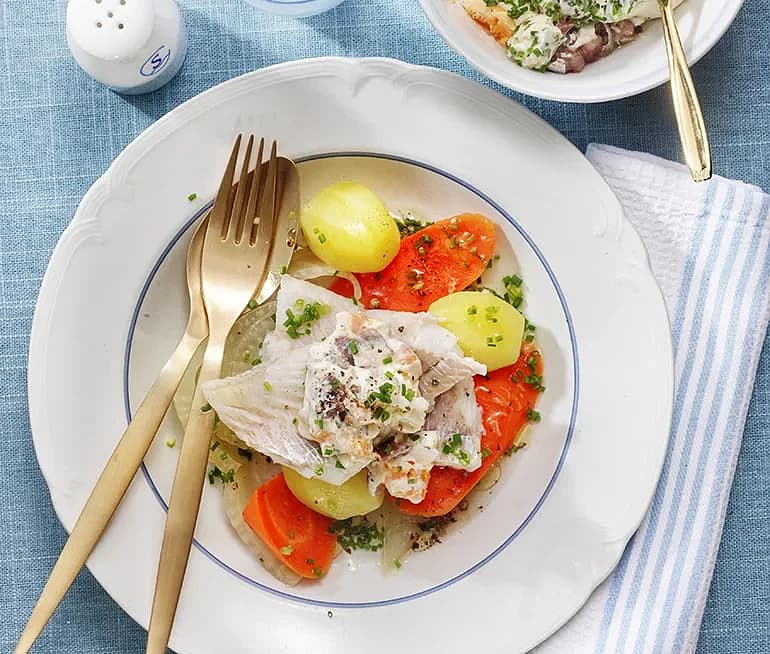 Pocherad torskfilé med ägg, ansjovis och gräslök
