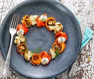 Kallrökt lax med råstekt blomkål och prästfärskost