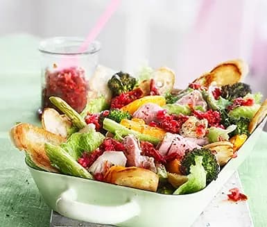 Lammstek och ljummen sallad med tomatvinägrett och surdegskrutonger