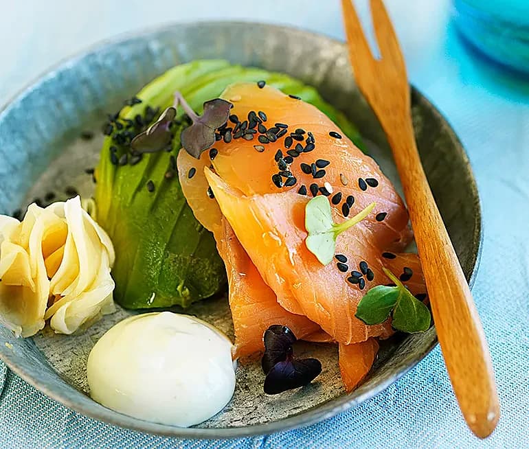 Kallrökt lax med avokado och wasabicrème