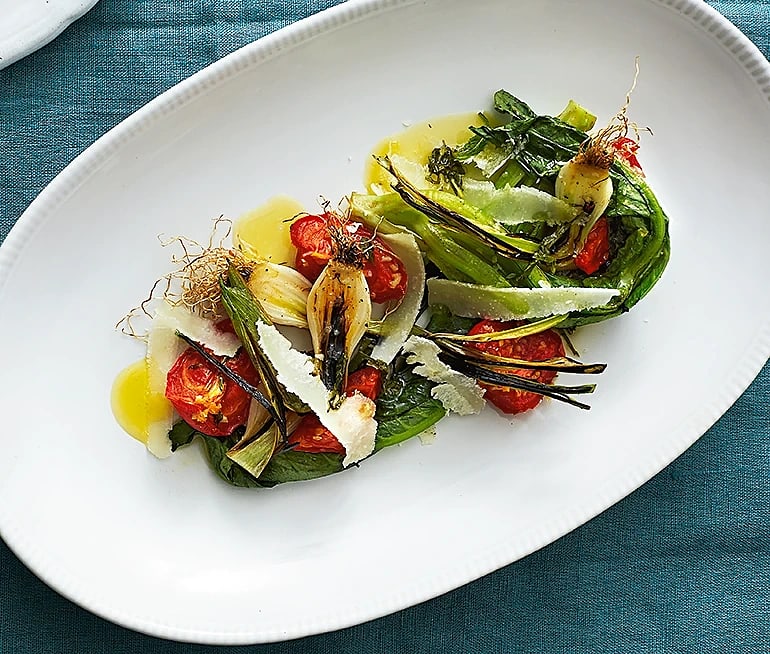 Ugnsbakad tomat med sotad sallad och myntadressing