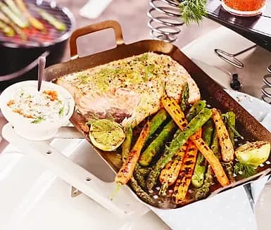 Citronbakad lax med sparris och caviarsås