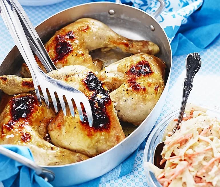 Ugnsgrillad kycklingklubba med coleslaw
