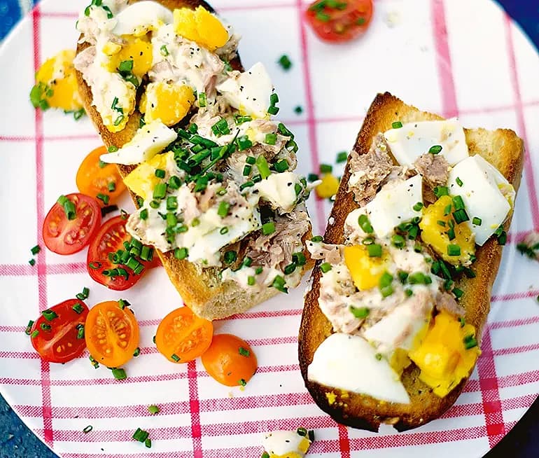 Äggsallad med tonfisk på rostat bröd