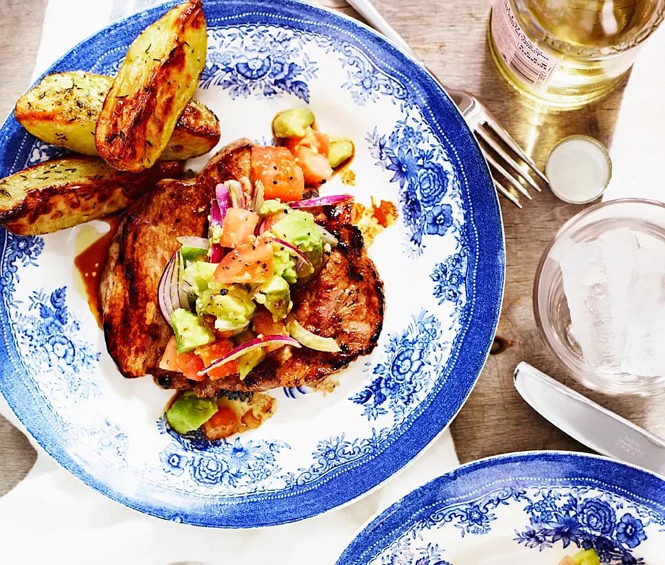Stekt karré med tomat och avokadosallad