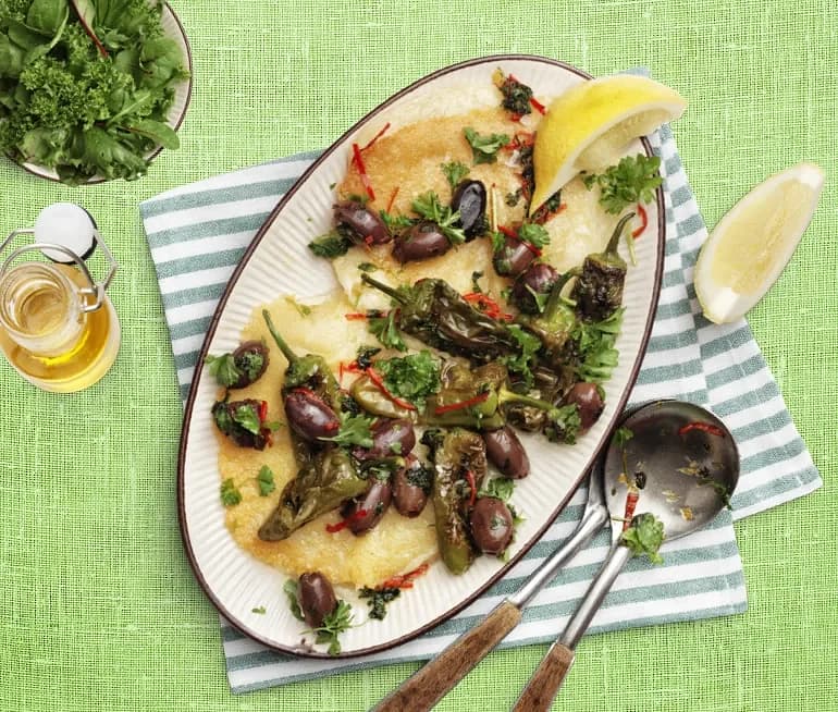 Stekt saganaki med pimientos de padron och oliver