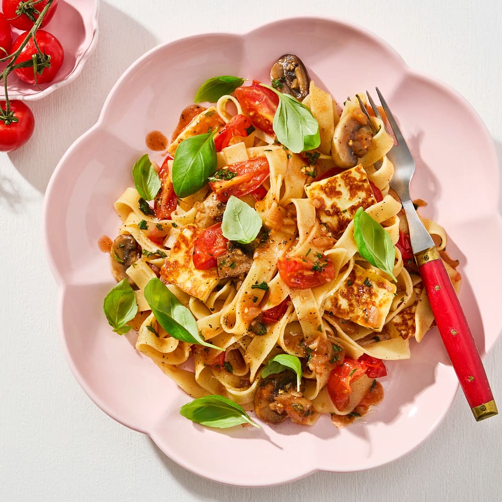 Pasta med grillost, tomat, basilika och champinjoner