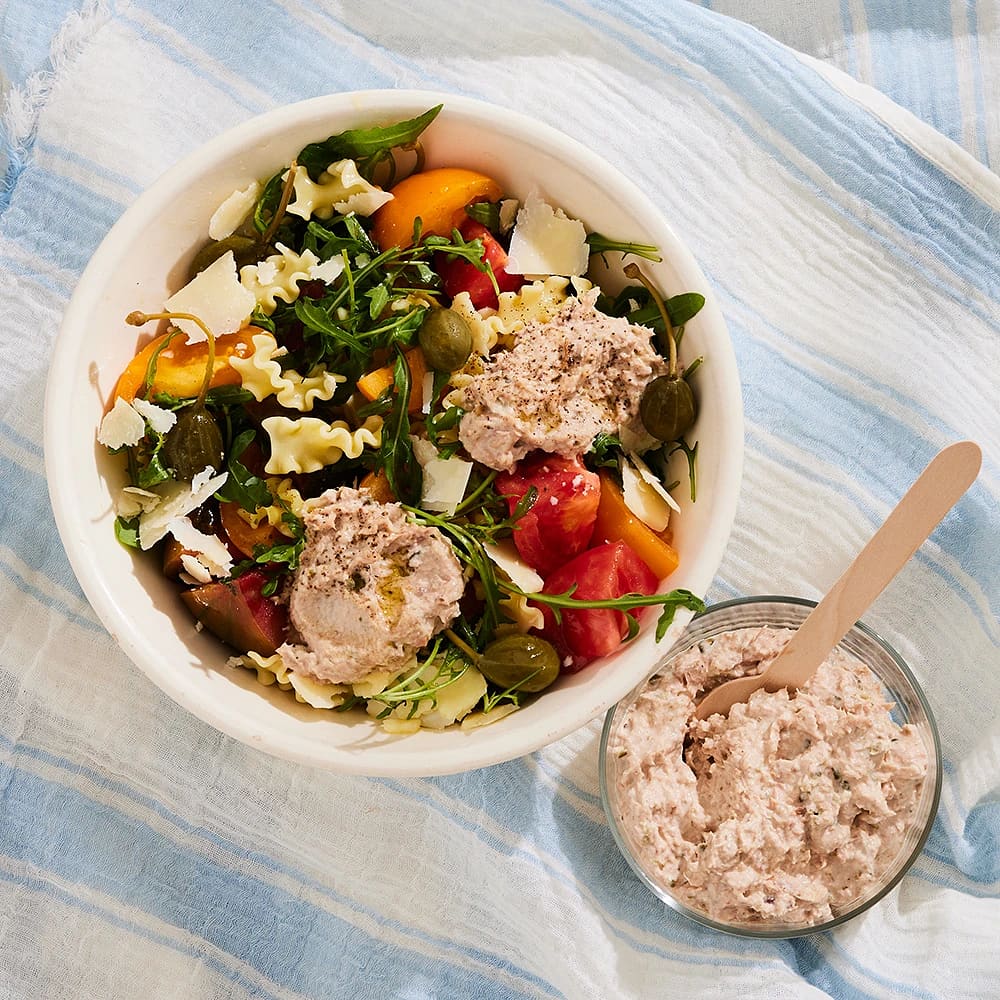 Tonnatoröra med tomatsallad