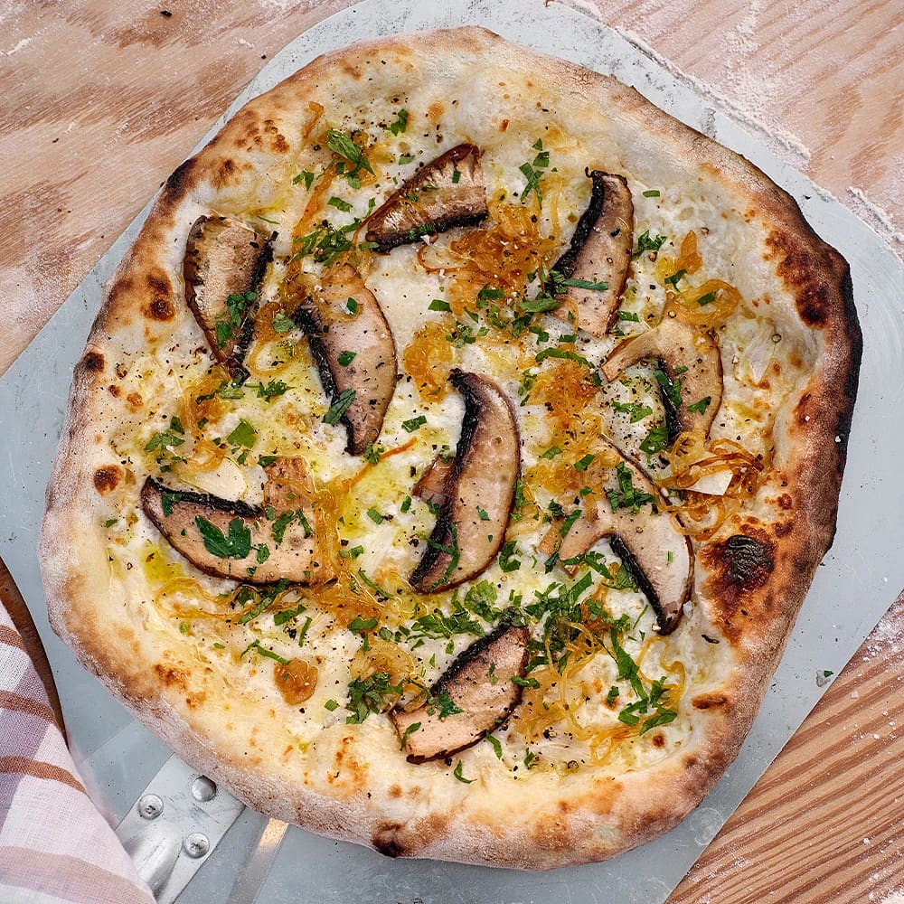 Svamppizza med karamelliserad lök