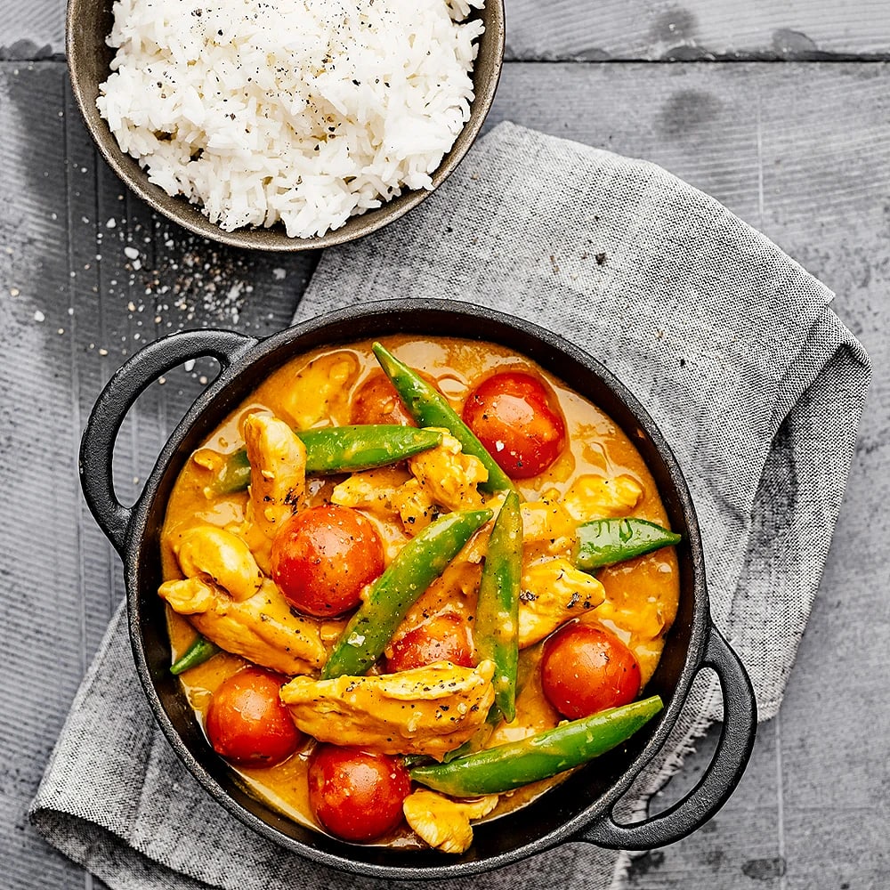 Thaigryta med kyckling, ris och salladsärtor