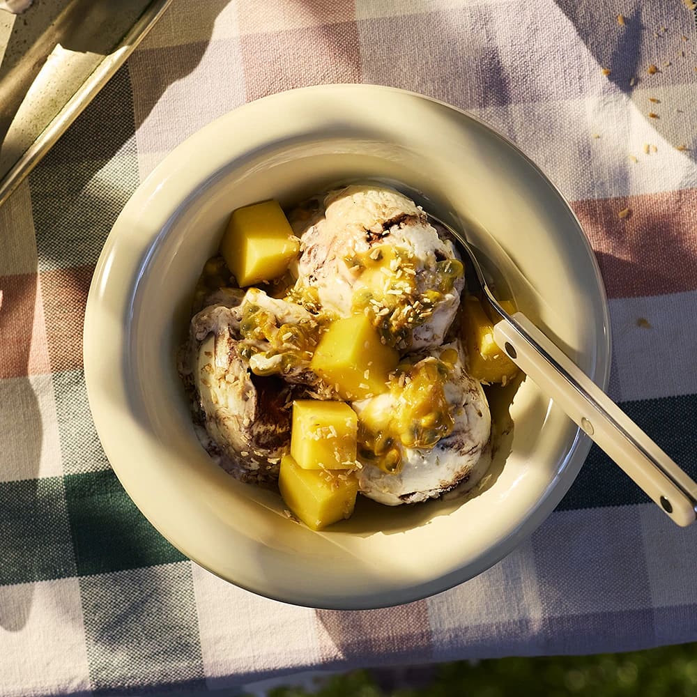 Kokosglass med mango och maränger