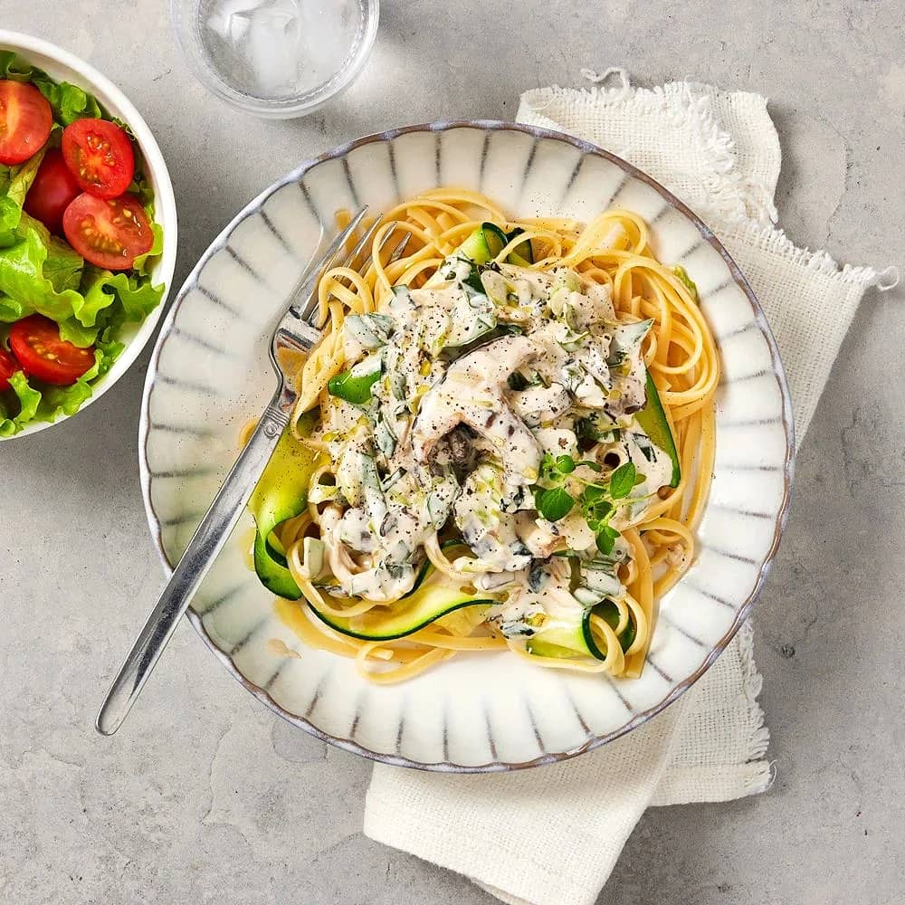 Oreganodoftande svamppasta med tomatsallad