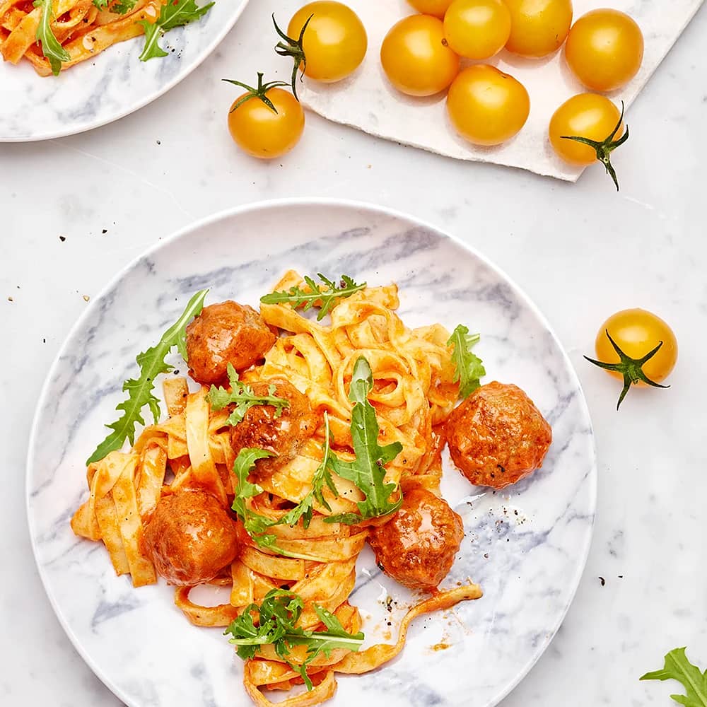 Köttbullar med italiensk tomatsås och färsk pasta