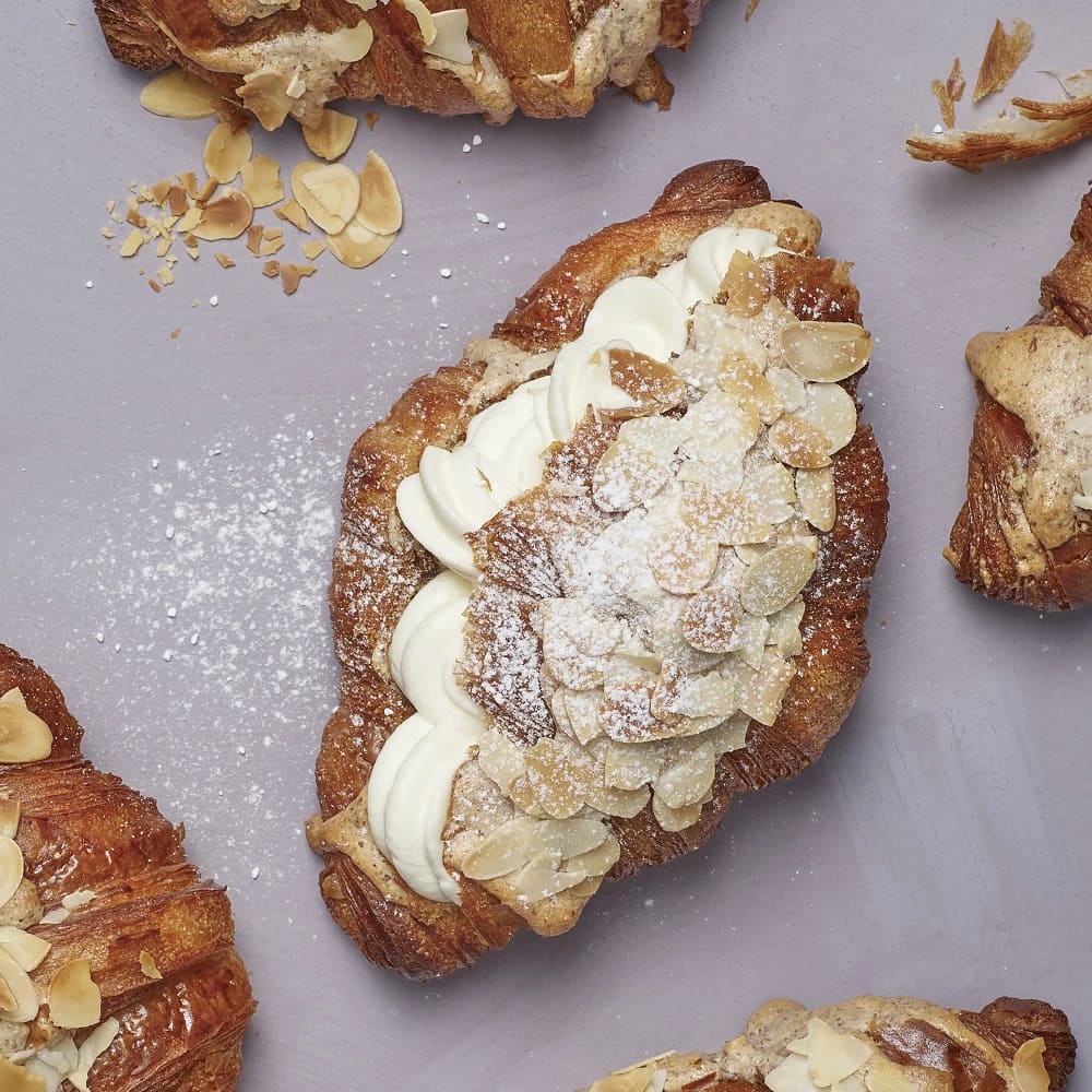Croissantsemla med mandel och vispad crème fraiche-grädde