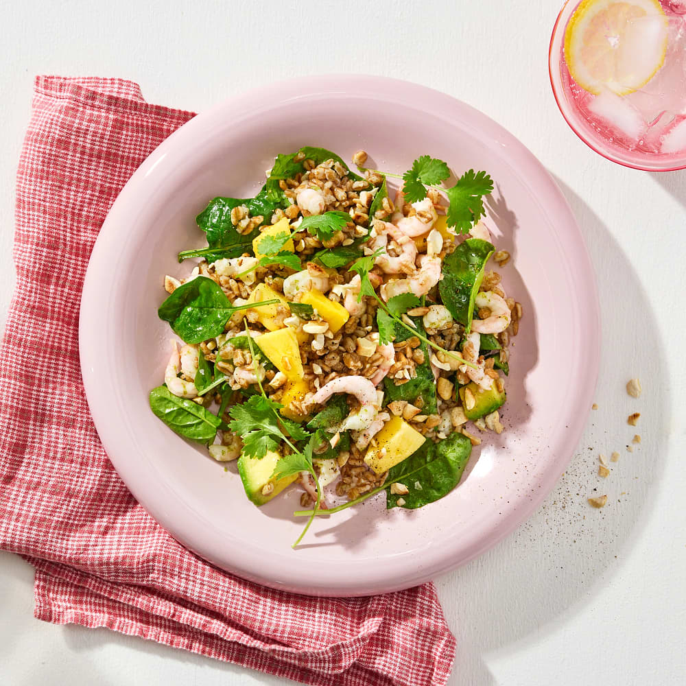 Matvetesallad med räkor, mango, avokado, lime och cashewnötter