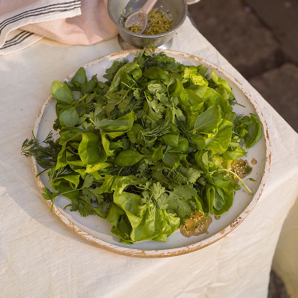 Grön örtsallad med rostade sesamfrön