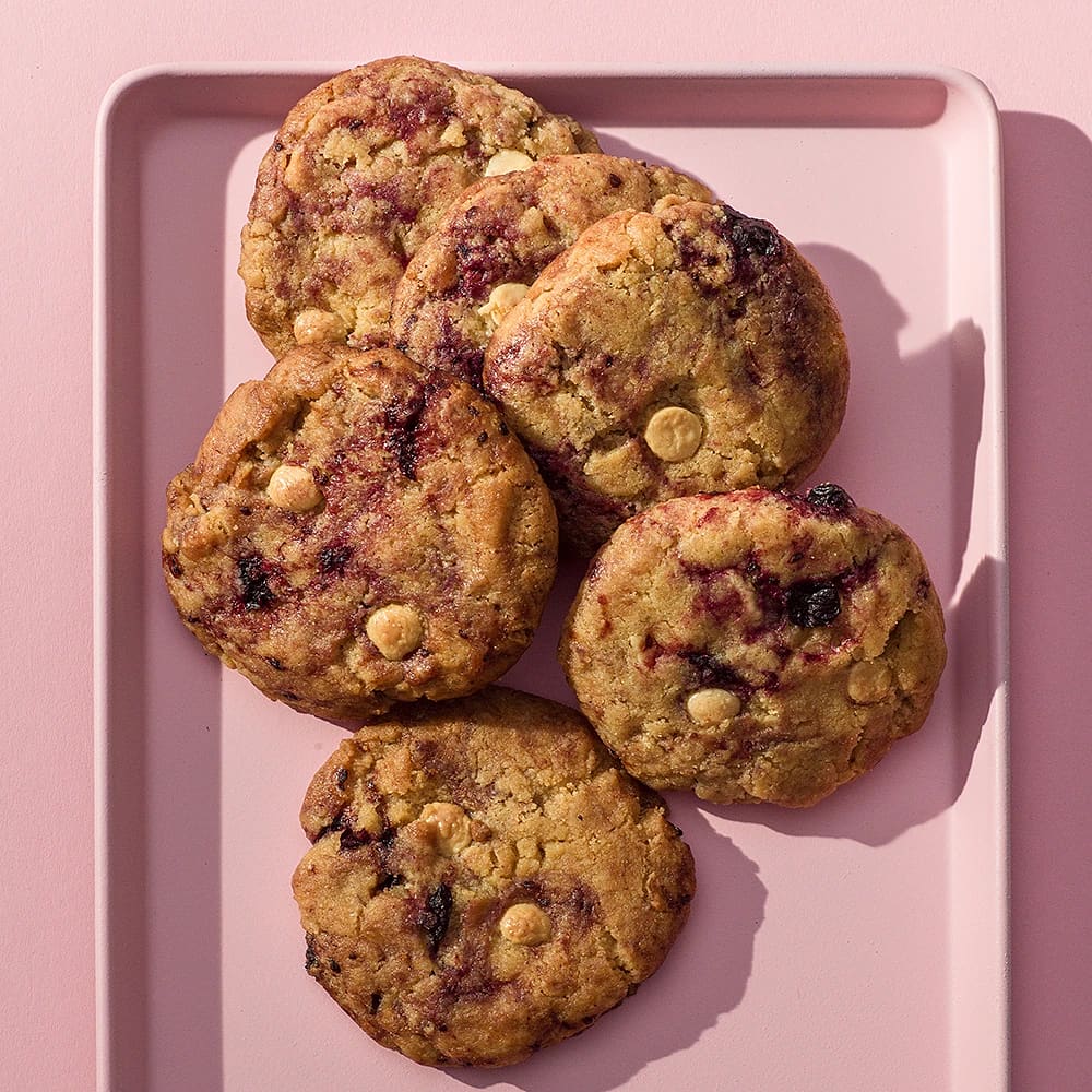 Cookies med svarta vinbär och vit choklad