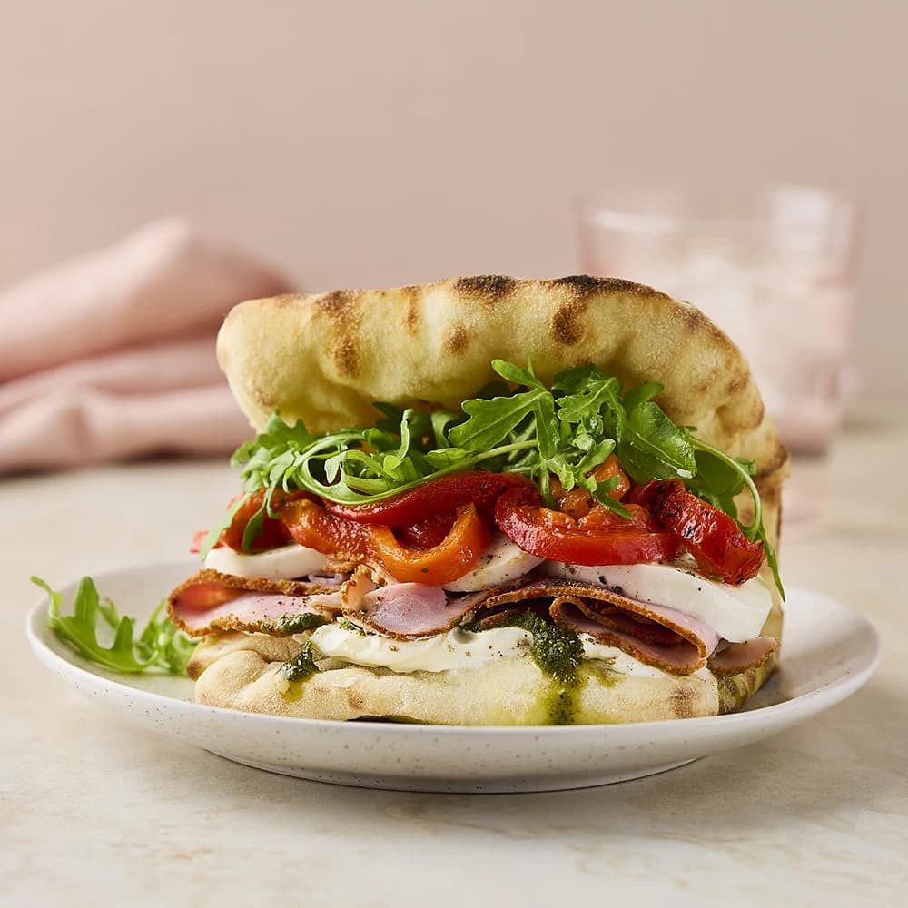 Pinsamacka med pastrami, grillad paprika och mozzarella